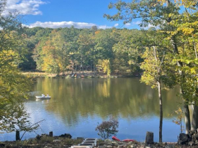 Modern Lakefront Oasis Relaxing Hot Tub Sauna Game Rooms Stunning Views! East Stroudsburg